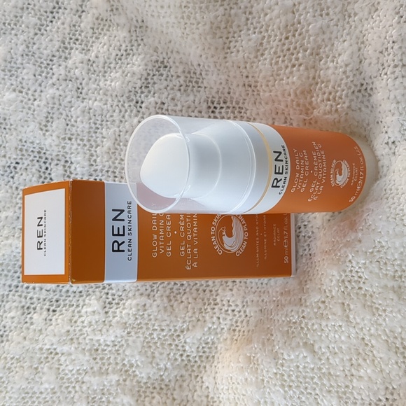 REN Glow Daily Vitamin C Gel Cream, 50ml/1.7fl oz - Picture 2 of 8